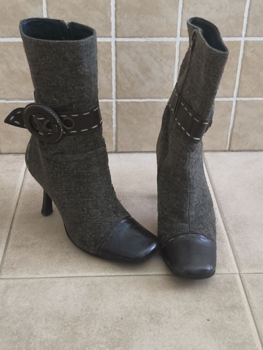 Botas em pele genuina e tecido