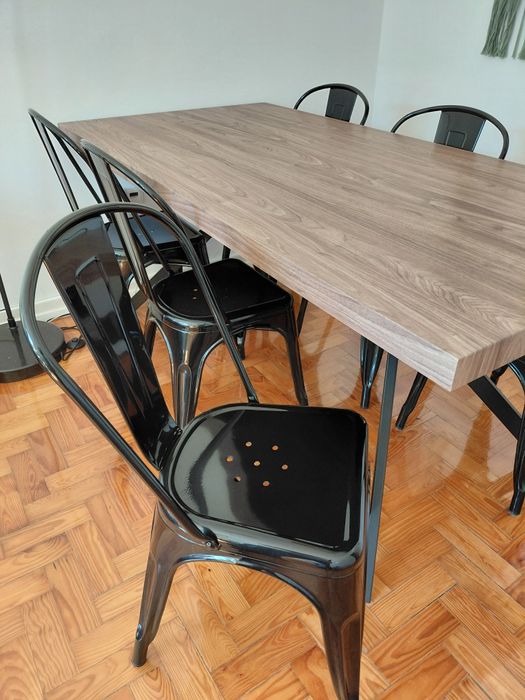 Mesa de jantar com cadeiras