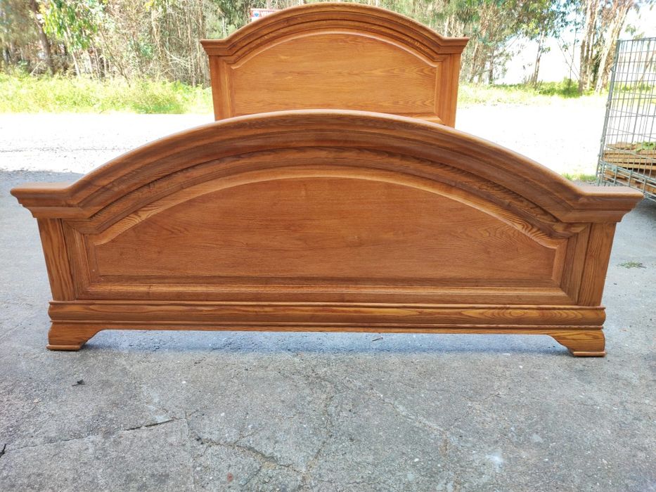 Cama nova com estrado toda de madeira macissa 195x145 e também 195x165