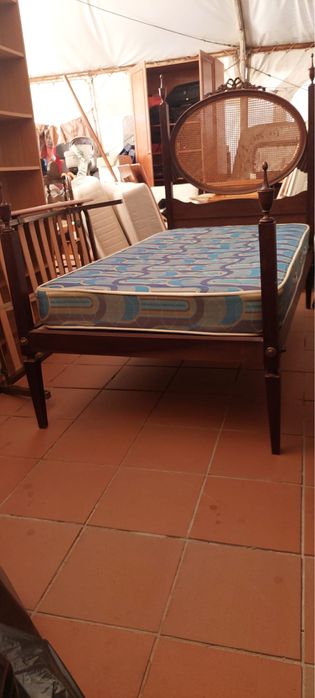 Camas de madeira de solteiro