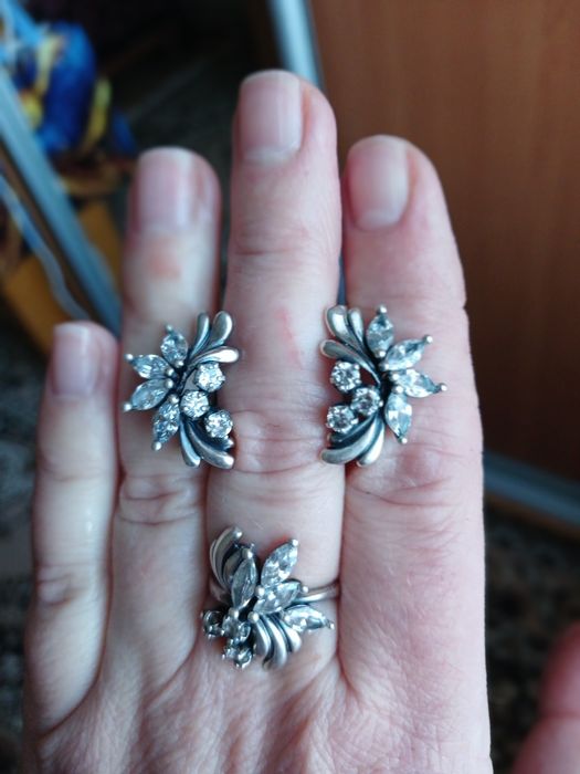 Набір срібних прикрас.