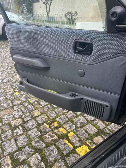 Ford Fiesta 1.1 vendo carro a trabalhar e a andar, com batida à frente