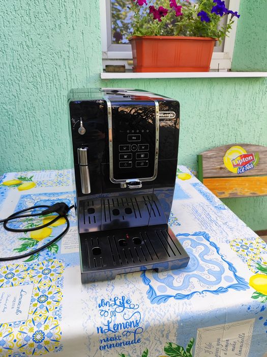 Кофемашина, кавоварка Delonghi Dinamica