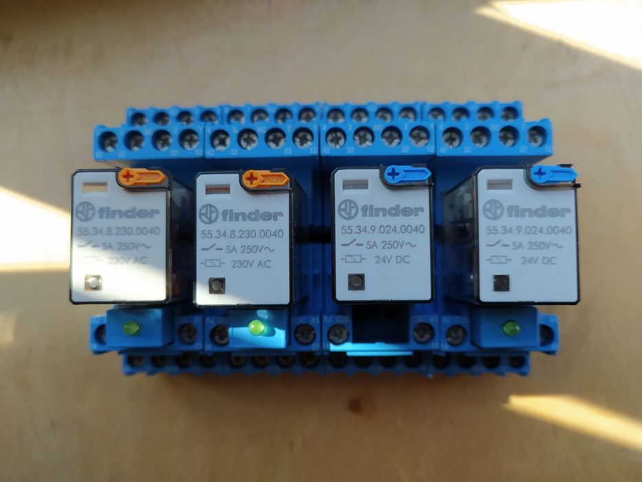 Реле проміжкове FINDER з колодкою .