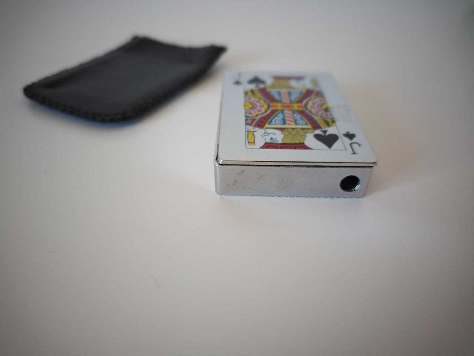 Isqueiro com carta de jogo "Valete de Espadas"