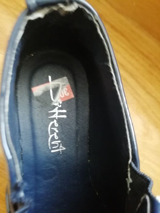 Sapato de senhora ou menina azul. Escuro