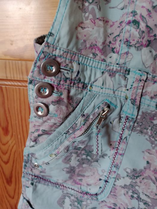 Krótkie ogrodniczki