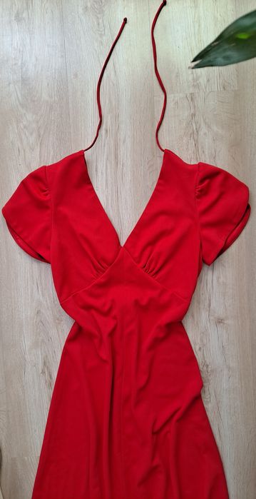 Piękna czerwona sukienka maxi z bufkami vintage