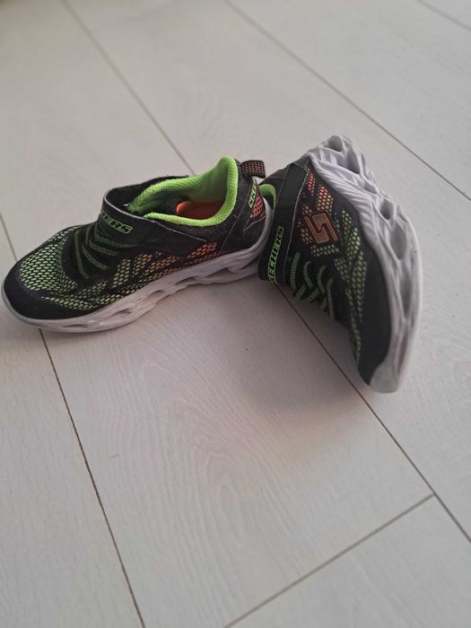 Продам кросівки Skechers