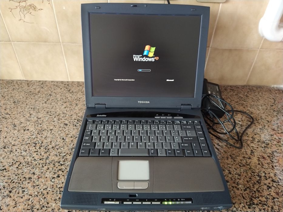 Computador portátil Toshiba antigo coleção casa quarto apartamento
