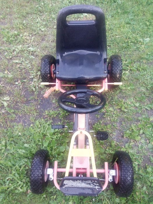 Stary gokart dziecięcy na pedały