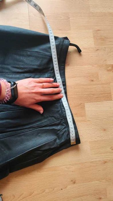 Czarna skórzana spódnica