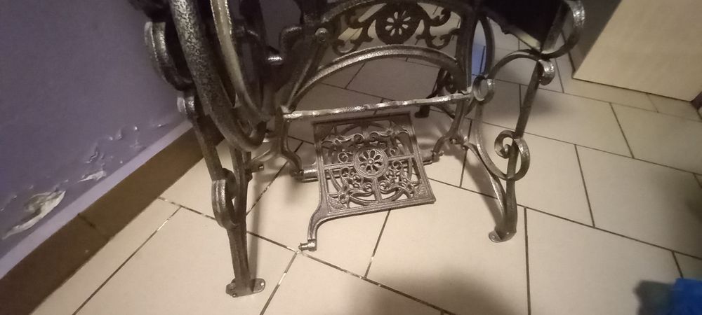 Stolik na pięknej b.starej maszynie do szycia