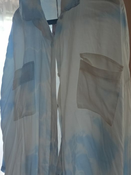 Sprzedam włoską, białą w błękitne obłoczki koszulę