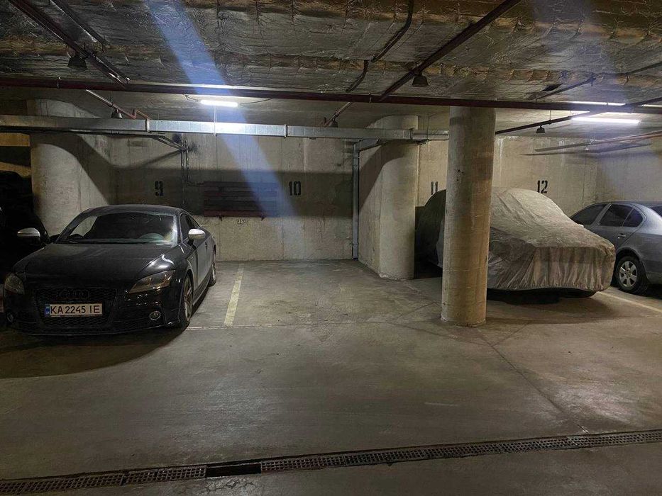 Науки 30 паркомісце