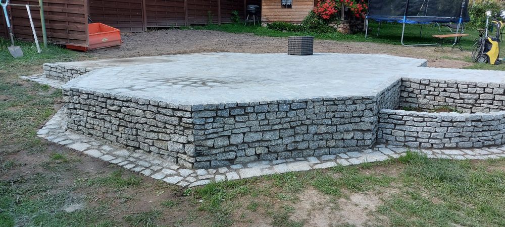 Murki, ogrodzenia, opaski, kamień granit, szarogłazowy. Bramy furtki