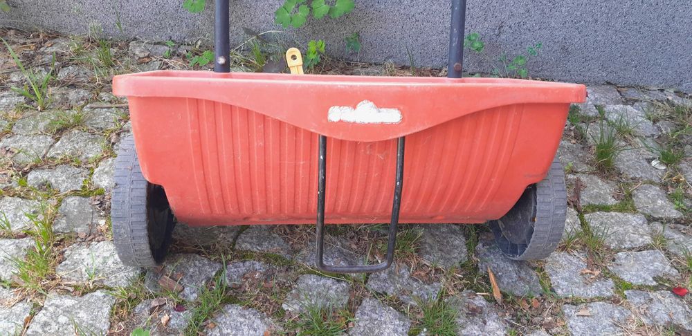 siewnik ogrodowy na nawóz i nasiona traw