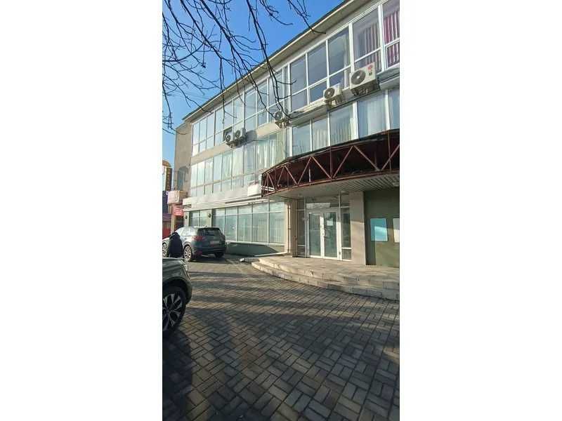 Продаж фасадного приміщення 484 м² під банк, клініку, офіс (вул. Червоного Хреста, 16)