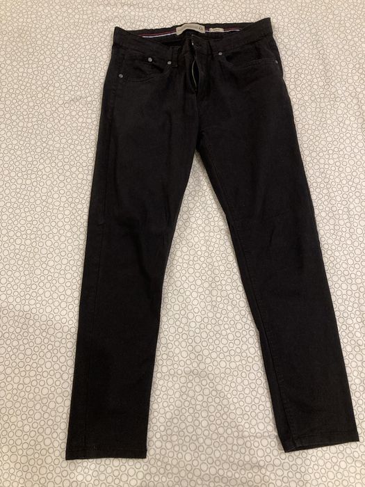 Calças pretas.               ..