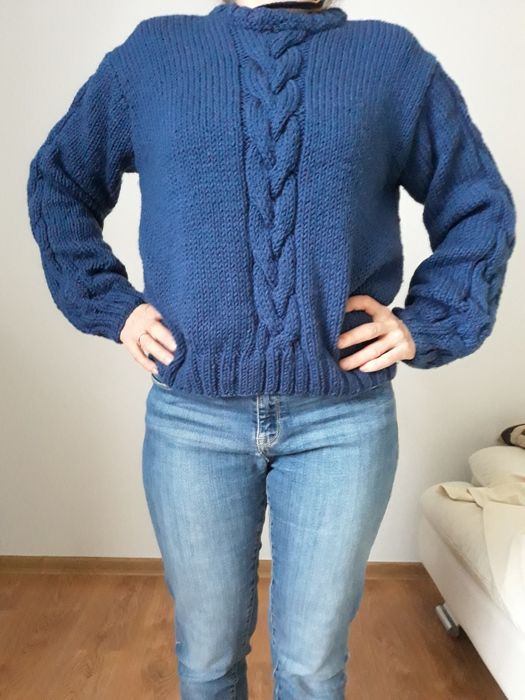 Sweter chabrowy z warkoczem na zimę