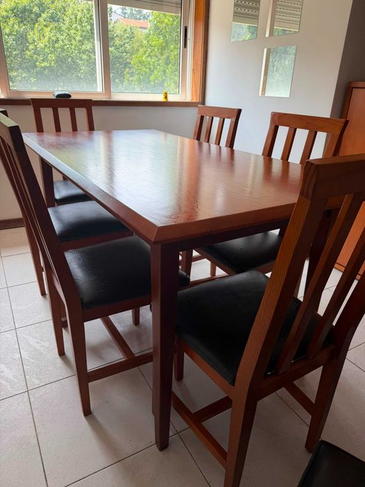 Mesa de jantar em madeira com 6 cadeiras