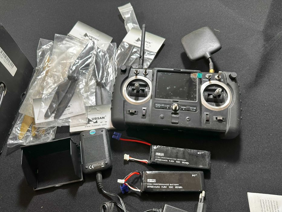 Drone UBSAN, comando, 2 baterias e várias hélices