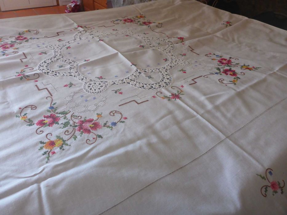 Toalha de linho abundantemente bordada a ponto cruz e renda 125x125cm