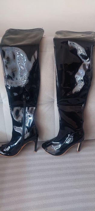 Lakierowane kozaki open toes