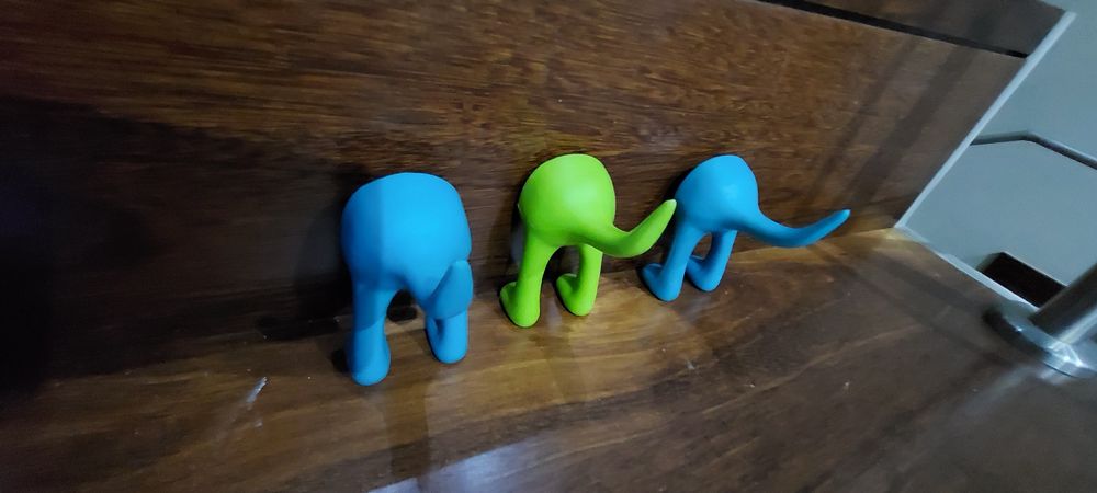 Prateleira e 3 cabides IKEA de quarto criança