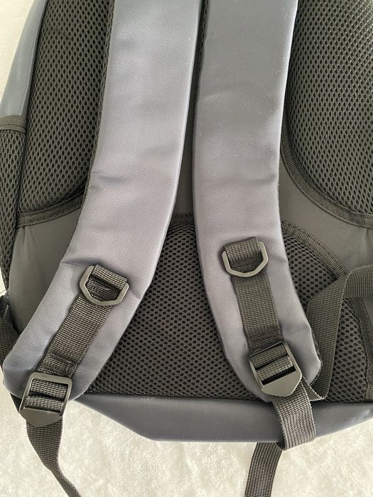 Mochila com 4 bolsas de arrumação, bolsas laterais, almofada e ajustáv