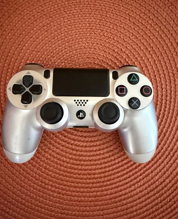 Vendo ps4 slim 1000g c/ 2 comandos e 6 jogos