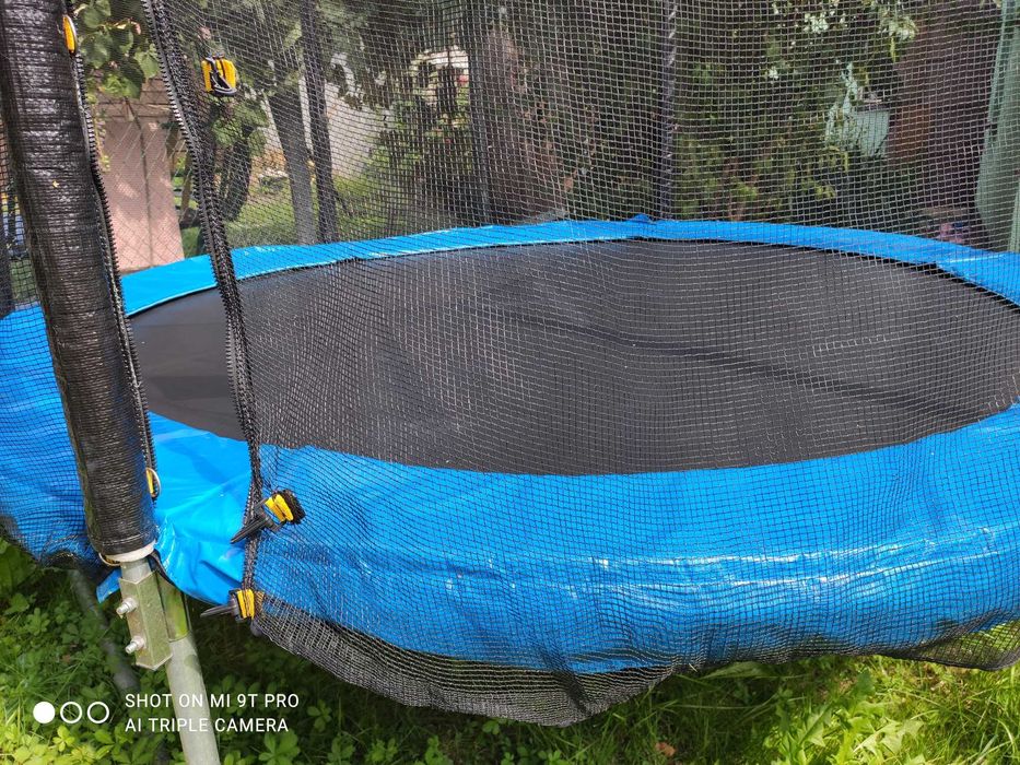 Trampolina ogrodowa z siatką zabezpieczającą średnica 240cm