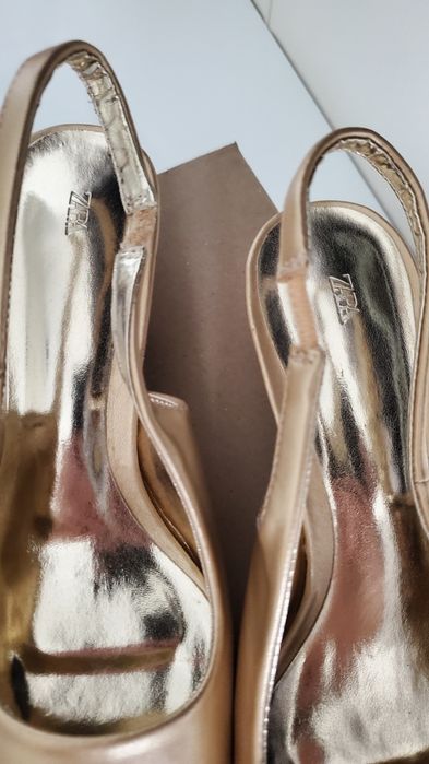Нові жіночі слінгбеки від Zara в Gold  кольорі.