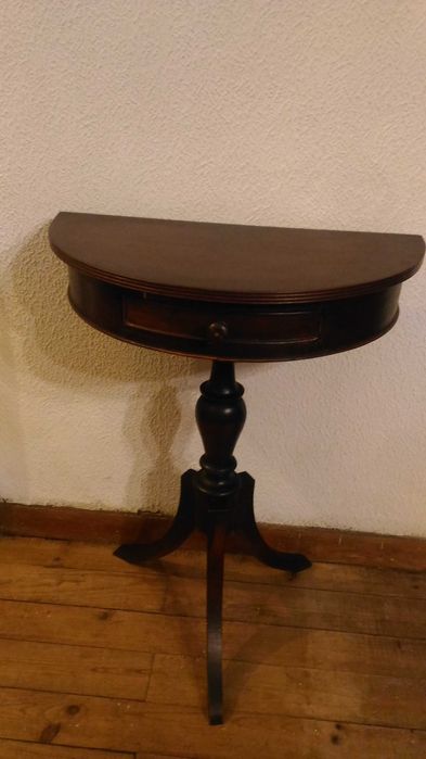 Mesa  em madeira de mogno. Bom estado