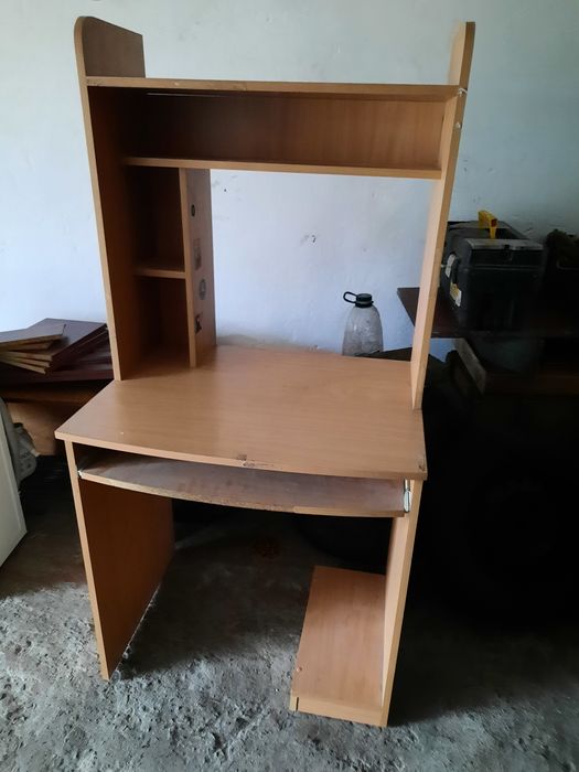 Комп'ютерний стіл