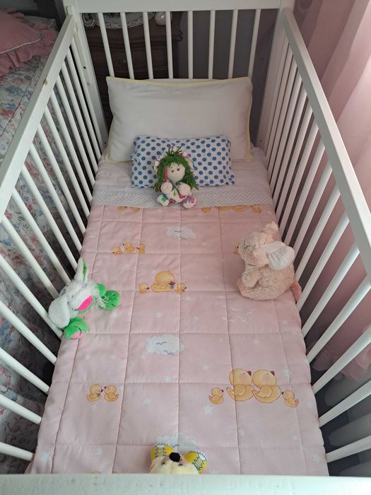 Tudo incluído: cama de grades c/ colchão, lençóis, cobertas, resgardos