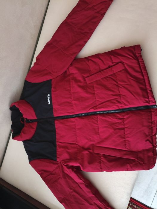 Мужская фирменная стильная, теплая куртка/ пуховик Levi's.