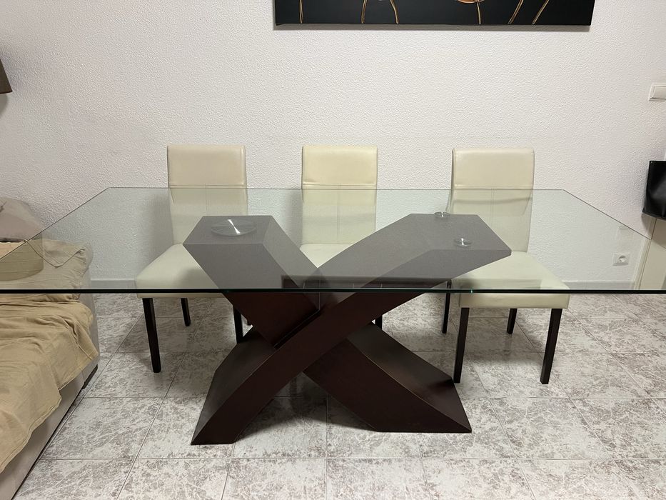 Mesa com tampo em vidro
