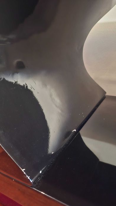 Móvel TV preto com sistema rotação e sistema de cabos invisíveis