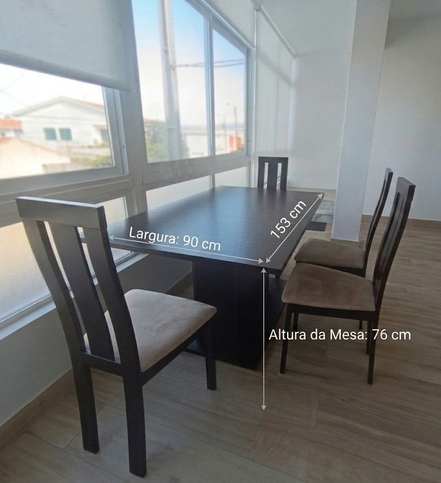 Mesa com 4 cadeiras