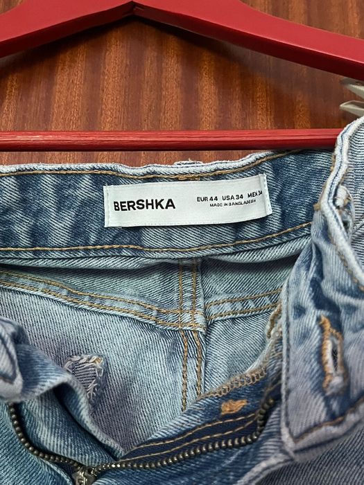 calças de ganga com marcas de uso