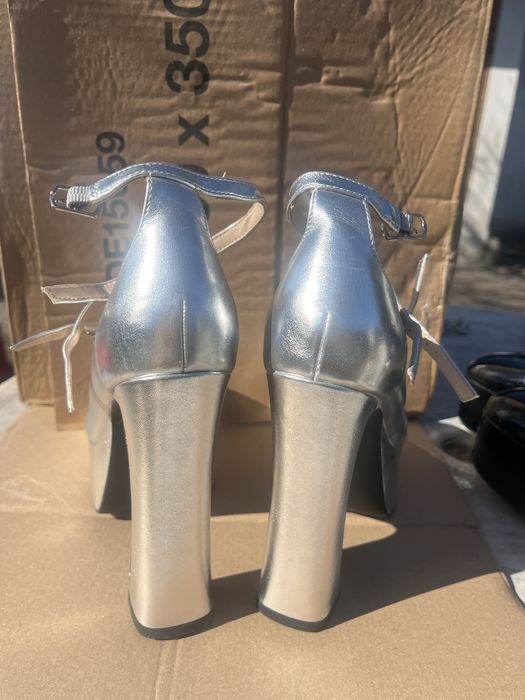 Взуття нове на стійкому високому каблуці