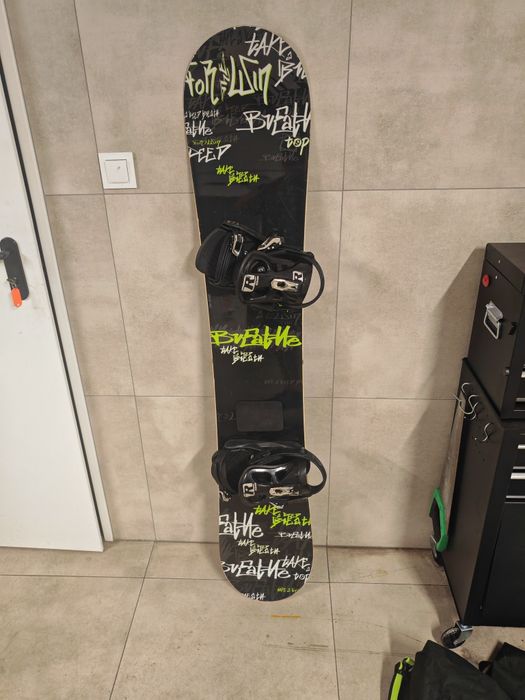 Snowboard z wiązaniami Raven 155cm, stan bdb