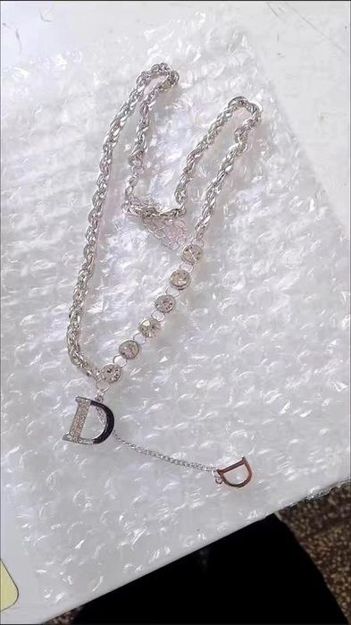 Стильний чокер прикрашений цирконами