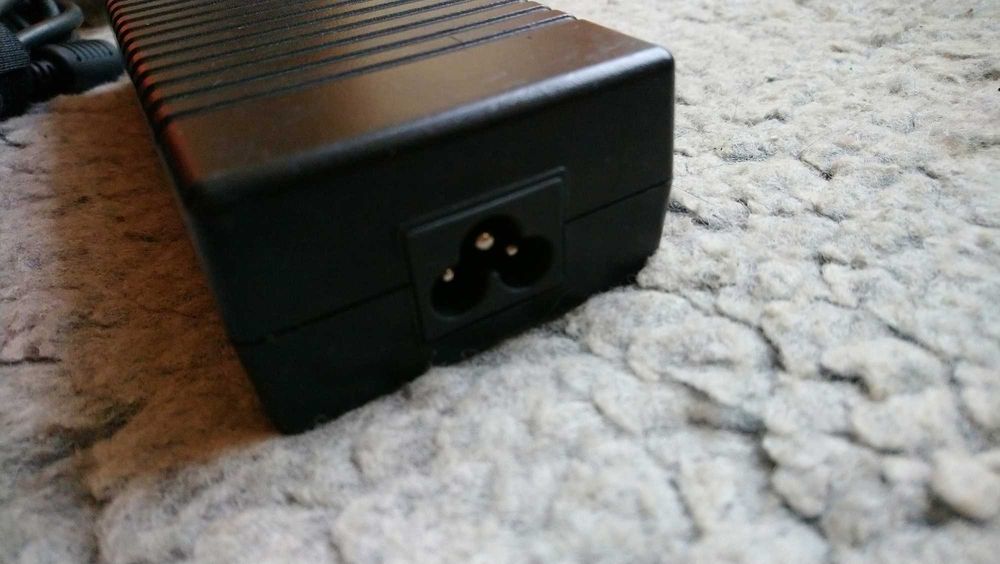 Zasilacz do komputera 19,5V i 6,9A