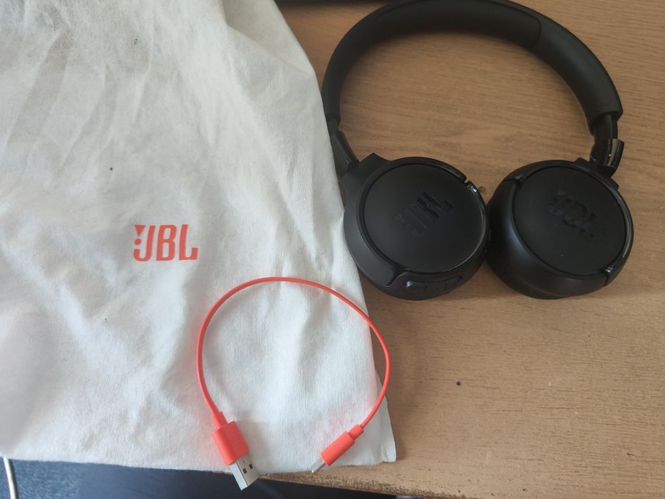 Słuchawki bezprzewodowe JBL Tune 525bt nauszne  bluetooth czarne kabel USB c pokrowiec