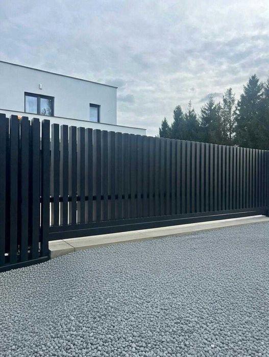 ogrodzenie grzebieniowe aluminiowe pionowe profile mur betonowy L