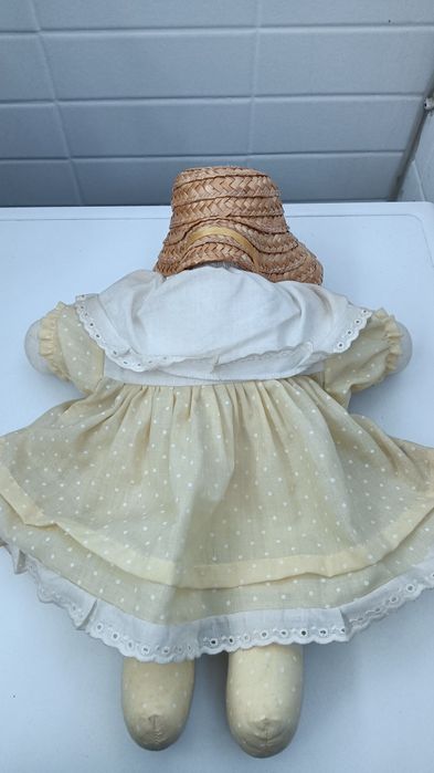 Boneca de pano com chapéu de palha