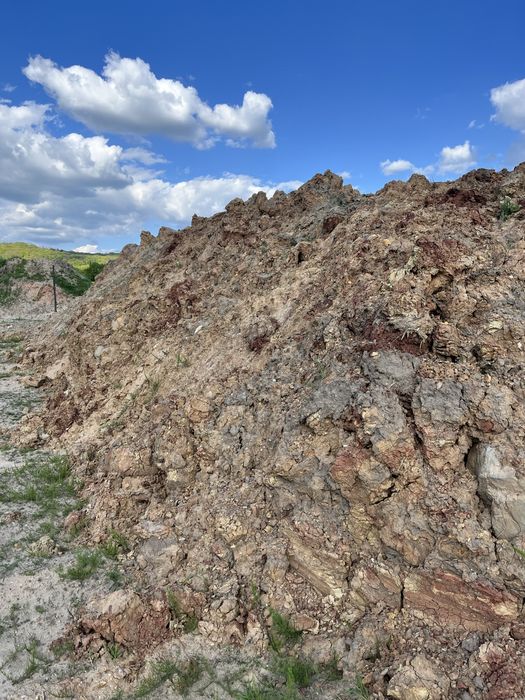 Ziemia/glina z wykopu.