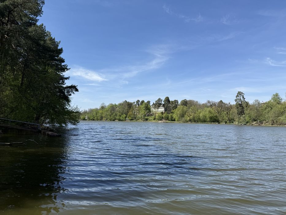 Будинок з банею та басейном в мальовничому місті